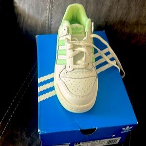 Adidas low forum mint green and white 6.5 women’s
